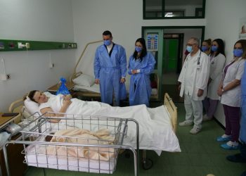 Председник општине посетио породилиште и уручио ваучере и беби опрему првим бебама у 2026. години