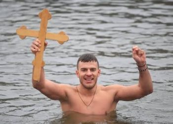 ПРАВИ ЗНАЧАЈ ПЛИВАЊА ЗА ЧАСНИ КРСТ: ИСТОРИЈА, СИМБОЛИКА И ВЕРА