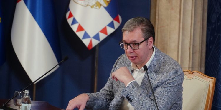 Председник Вучић управо завршио разговор с највишим руководском мађарског МОЛ-а