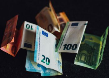 Динар стабилан према евру, без већих промена курса