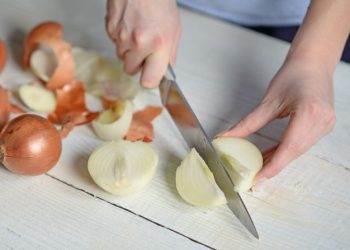 Зашто се на Бадње вече сече лук на 12 делова: стара традиција наших предака