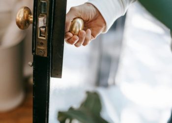Три знака да у вашем дому влада “зла” енергија: Ево како да је отерате