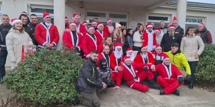 Мото Деда Мраз и ове године је обрадовао децу