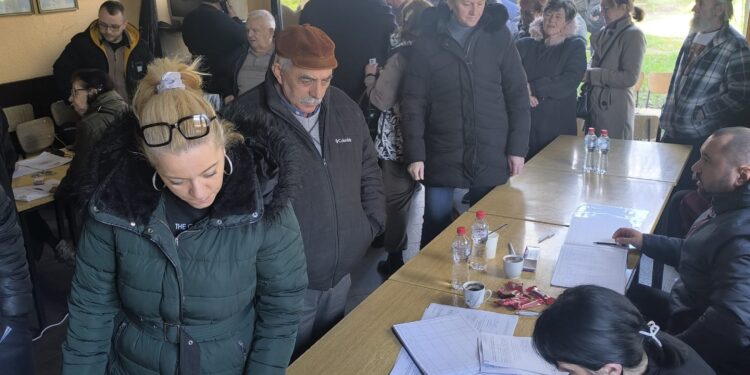 ПОЧЕЛО ПРИКУПЉАЊЕ ПОТПИСА: Огроман одзив грађана у Смедеревској Паланци