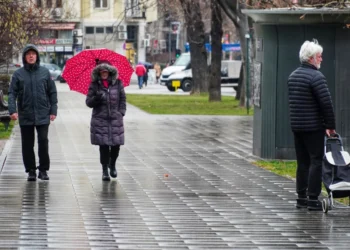 Данас претежно облачно, местимично са слабом кишом, највише до 12 степени