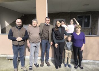 Министарка Сара Павков и председник општине Никола Вучен обишли породицу Тодоровић у Глибовцу