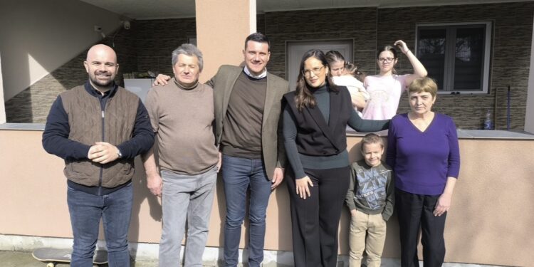 Министарка Сара Павков и председник општине Никола Вучен обишли породицу Тодоровић у Глибовцу