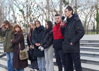 СРАМНЕ СЦЕНЕ У НОВОМ САДУ: Аутошовинистички пир и напад на достојанство Србије
