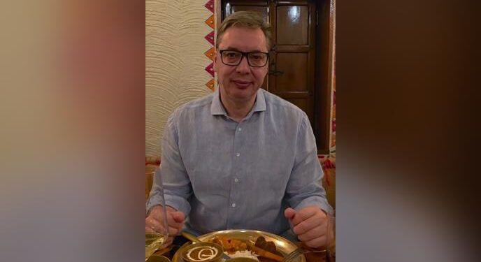 ЉУТА ХРАНА, А ЈА СЕ ПРАВИМ ДА МИ НИЈЕ НИШТА! Председник Вучић показао шта му је у Њу Делхију послужено за вечеру