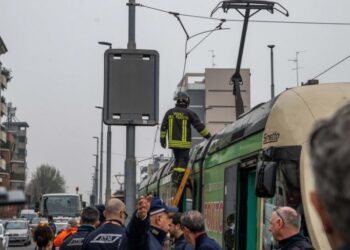 ЗАПАЛИО СЕ ТРАМВАЈ У МИЛАНУ: Ватрогасци одмах реаговали