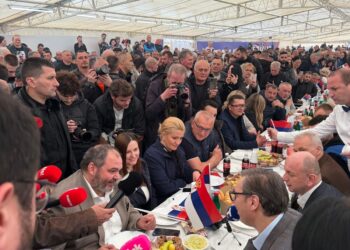Народ дочекује председника код Куле!