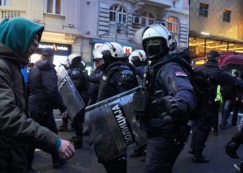 Напад на полицију испред Ректората: скандирања „1312“ и „УЧК“ уз претње и блокаду центра
