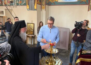 ПРЕДСЕДНИК ВУЧИЋ ОБИШАО МАНАСТИР ПИНОСАВА У СЕЛУ КУСАДАК