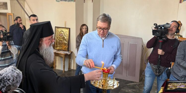 ПРЕДСЕДНИК ВУЧИЋ ОБИШАО МАНАСТИР ПИНОСАВА У СЕЛУ КУСАДАК