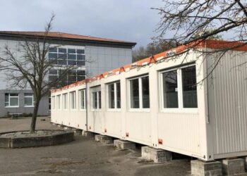 Смештени у контејнере: 650 аустријских ученика годинама чека своју школу