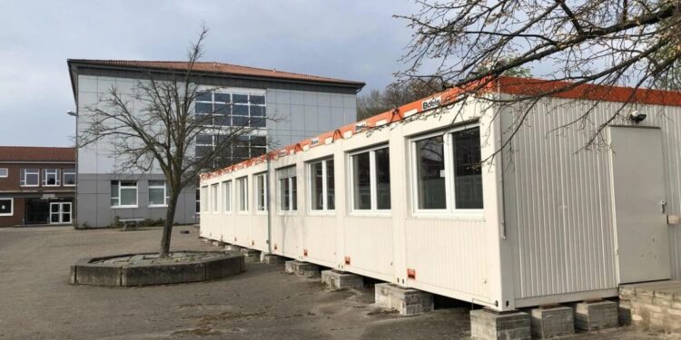 Смештени у контејнере: 650 аустријских ученика годинама чека своју школу