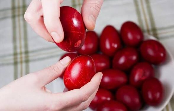 ВАТРЕНО ЦРВЕНА ЈАЈА БЕЗ ХЕМИЈЕ: ДОМАЋИЦЕ ОДУШЕВЉЕНЕ ТРИКОМ СА ПАПРИКОМ