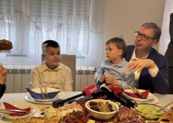 „САМО САМ ЗБОГ ТЕБЕ ДОШАО“ Вучића угостила породица Кнежевић у Бајиној Башти