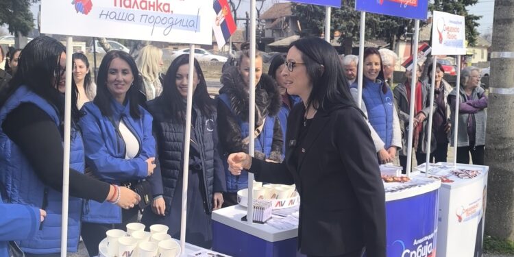 МИНИСТАРКА ЖАРИЋ КОВАЧЕВИЋ У АЗАЊИ И СМЕДЕРЕВСКОЈ ПАЛАНЦИ РАЗГОВАРАЛА СА ГРАЂАНИМА И АКТИВИСТИМА СРПСКЕ НАПРЕДНЕ СТРАНКЕ
