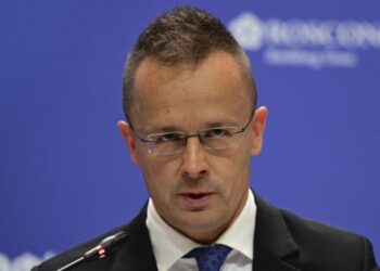 СИЈАРТО УПЕРИО ПРСТ У БРИСЕЛ: Покушавају да се умешају у послове Мађарске преко новинара