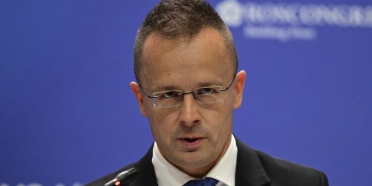 СИЈАРТО УПЕРИО ПРСТ У БРИСЕЛ: Покушавају да се умешају у послове Мађарске преко новинара